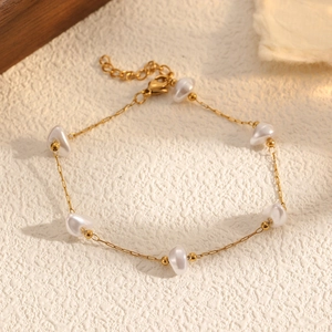 Bracelet élégant en chaîne dorée avec perles baroques et fermoir mousqueton ajustable
