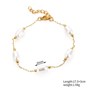 Détail du bracelet en perles d'acier titane doré avec fermoir mousqueton et chaînette