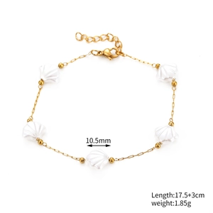 Vue macro du bracelet coquillage en acier inoxydable doré de 17,5+3 cm et poids de 1,85 g