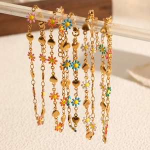 Bracelets marguerites dorés et cœurs suspendus pour un style bohème chic élégant