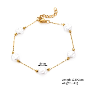 Détail des perles 8mm sur bracelet chaîne dorée en acier inoxydable de 17,5cm