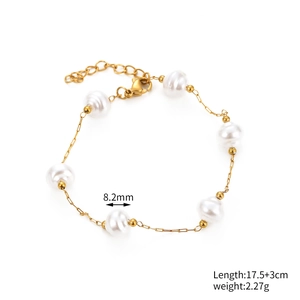Détail macro du bracelet en chaîne dorée avec perles de 8,2 mm et fermoir mousqueton
