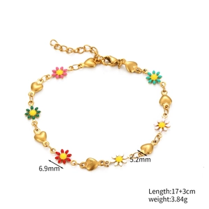 Détail du bracelet doré avec marguerites colorées en émail et maillons en forme de cœur