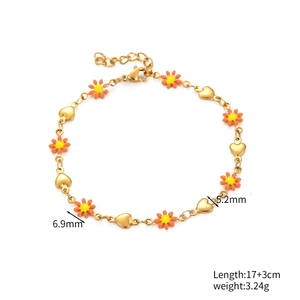 Vue détaillée du bracelet en or avec fleurs en émail orange et breloques cœur
