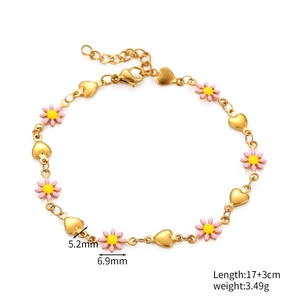 Détail du bracelet avec marguerite en émail rose, cœur doré et fleur de 6,9 mm de large