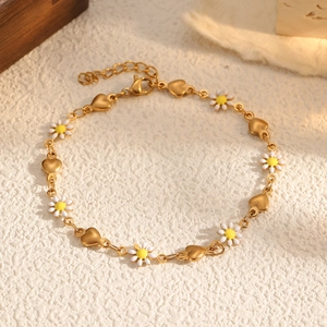 Bracelet chaîne à maillons cœur dorés avec breloques marguerites en émail et fermoir