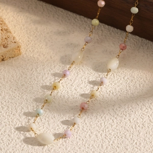 Collier artisanal en pierres colorées avec chaîne dorée élégante pour femmes chic