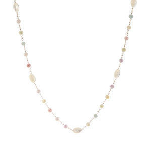 Collier bohème perles colorées pastel et chaîne dorée fine sur fond blanc épuré
