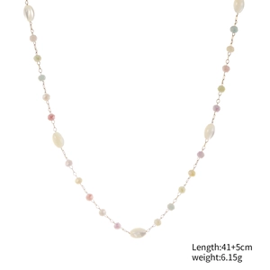 Collier de perles colorées style bohème avec perles baroques et chaîne dorée 41+5cm
