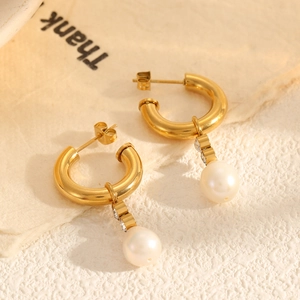 Pendientes de aro dorados con diamantes y perlas blancas de gota elegantes