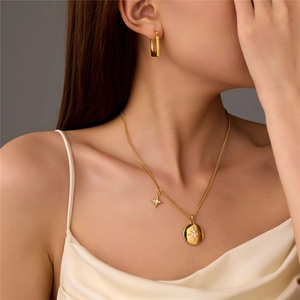 Parure élégante dorée avec collier à pendentif étoile et boucles d'oreilles chic