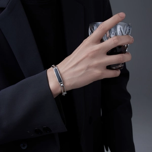 Bracelet pour homme en acier inoxydable poli avec insert en fibre de carbone noire