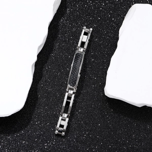 Bracelet pour homme en acier inoxydable avec insert en fibre de carbone noire