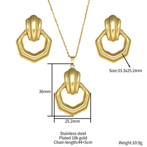 Goldenes geometrisches Schmuckset mit Sechskant-Anhänger und passenden Ohrringen