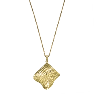 Collier doré avec un pendentif losange géométrique martelé sur une fine chaîne élégante