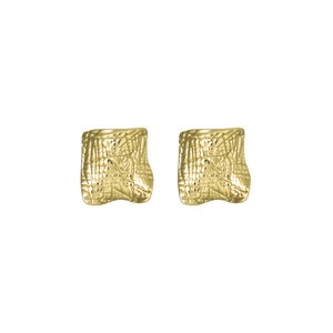 Boucles d'oreilles géométriques dorées avec finition martelée sur fond blanc neutre