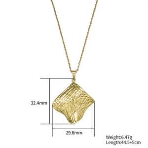 Collier carré irrégulier de luxe avec texture dorée et dimensions détaillées