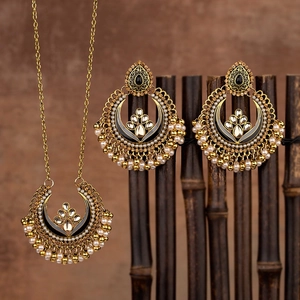 Parure bijoux bohème vintage avec collier demi-lune et boucles d'oreilles perles