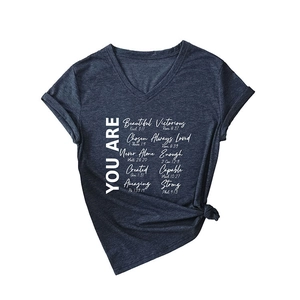 T-shirt bleu marine à col en V avec slogan inspirant blanc et détail de nœud élégant