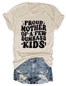 Piatto di una T-shirt beige con stampa grafica e pantaloncini di jeans effetto invecchiato