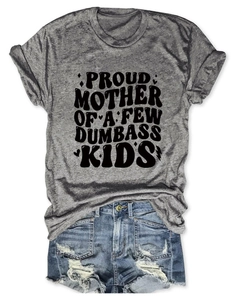 Set t-shirt grigia in cotone con stampa e pantaloncini di jeans strappati casual