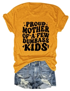 Vista piatta di una t-shirt giallo senape con testo divertente e pantaloncini denim