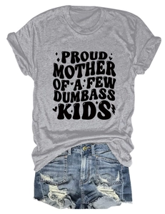 Vista piatta di t-shirt grigia Proud Mother con dettagli di shorts in denim blu