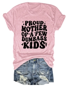 Dettaglio della maglietta rosa Proud Mother abbinata a pantaloncini di jeans strappati