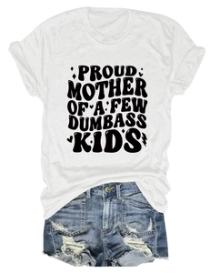 Dettaglio della scritta Proud Mother su t-shirt bianca abbinata a pantaloncini denim