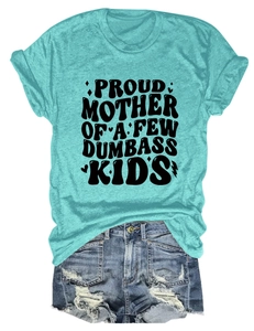 T-shirt da donna Proud Mother abbinata a pantaloncini di jeans strappati in flat lay