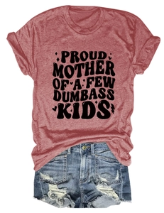Flat lay di una t-shirt rossa con scritte e pantaloncini di jeans strappati per look casual