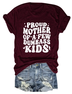 Dettaglio della maglietta bordeaux Proud Mother con pantaloncini di jeans strappati