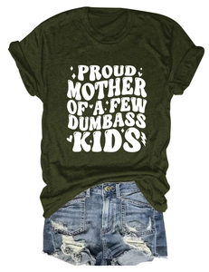 T-shirt verde 'Proud Mother' e pantaloncini di jeans blu strappati su uno sfondo bianco