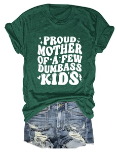 Dettaglio della t-shirt verde scuro con scritta Proud Mother e shorts in denim