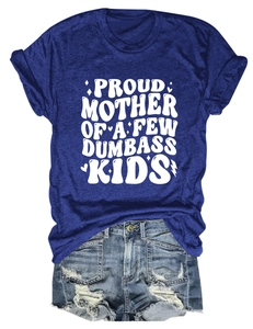 Dettaglio della t-shirt blu scuro con stampa Proud Mother e pantaloncini in denim