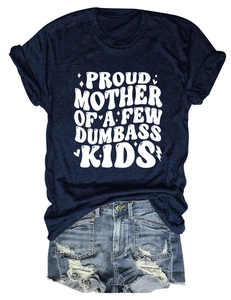 Dettaglio della t-shirt blu scuro con scritta e set di pantaloncini in denim usurati