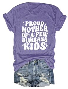 Dettaglio della t-shirt viola melange con scritta e pantaloncini di jeans blu strappati