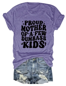 Dettaglio della maglietta viola con scritta 'PROUD MOTHER' e pantaloncini di denim