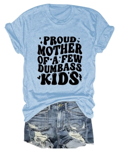 Dettaglio della t-shirt azzurra con stampa Proud Mother e pantaloncini di jeans usurati