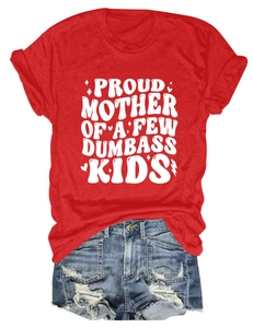 Dettaglio in piano della T-shirt rossa con scritta spiritosa e shorts di jeans
