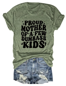 Dettaglio maglietta verde militare con stampa Proud Mother of a Few Dumbass Kids