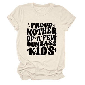 Dettaglio della maglietta in cotone beige girocollo con stampa slogan Proud Mother