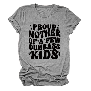 Dettaglio della t-shirt grigia con la scritta Proud Mother Of A Few Dumbass Kids ricamata