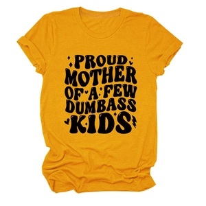 Dettaglio della stampa Proud Mother su t-shirt gialla in cotone con girocollo classico