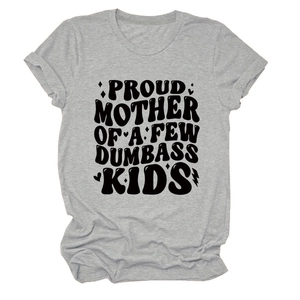 Dettaglio della maglietta grigia girocollo con stampa Proud Mother Of A Few Dumbass Kids