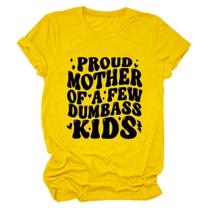 Dettaglio di una t-shirt gialla in cotone con stampa dello slogan Proud Mother Of