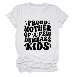 Dettaglio del testo Proud Mother of a Few Dumbass Kids su maglietta bianca in cotone