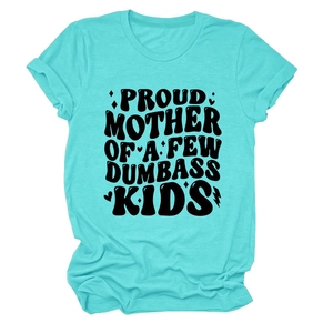 Dettaglio della t-shirt in cotone color teal con stampa Proud Mother of Dumbass Kids