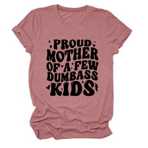 Dettaglio t-shirt rosa polvere con stampa Proud Mother Of A Few Dumbass Kids
