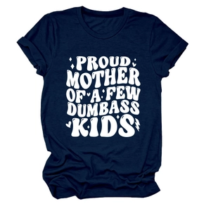 Dettaglio della stampa Proud Mother su t-shirt blu navy in morbido tessuto di cotone